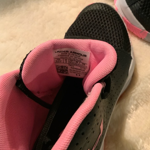 UNDER AMOUR - Black/pink boys Basketball shoes. Sz 3.5 Womens Sz 5 - Picture 5 of 6